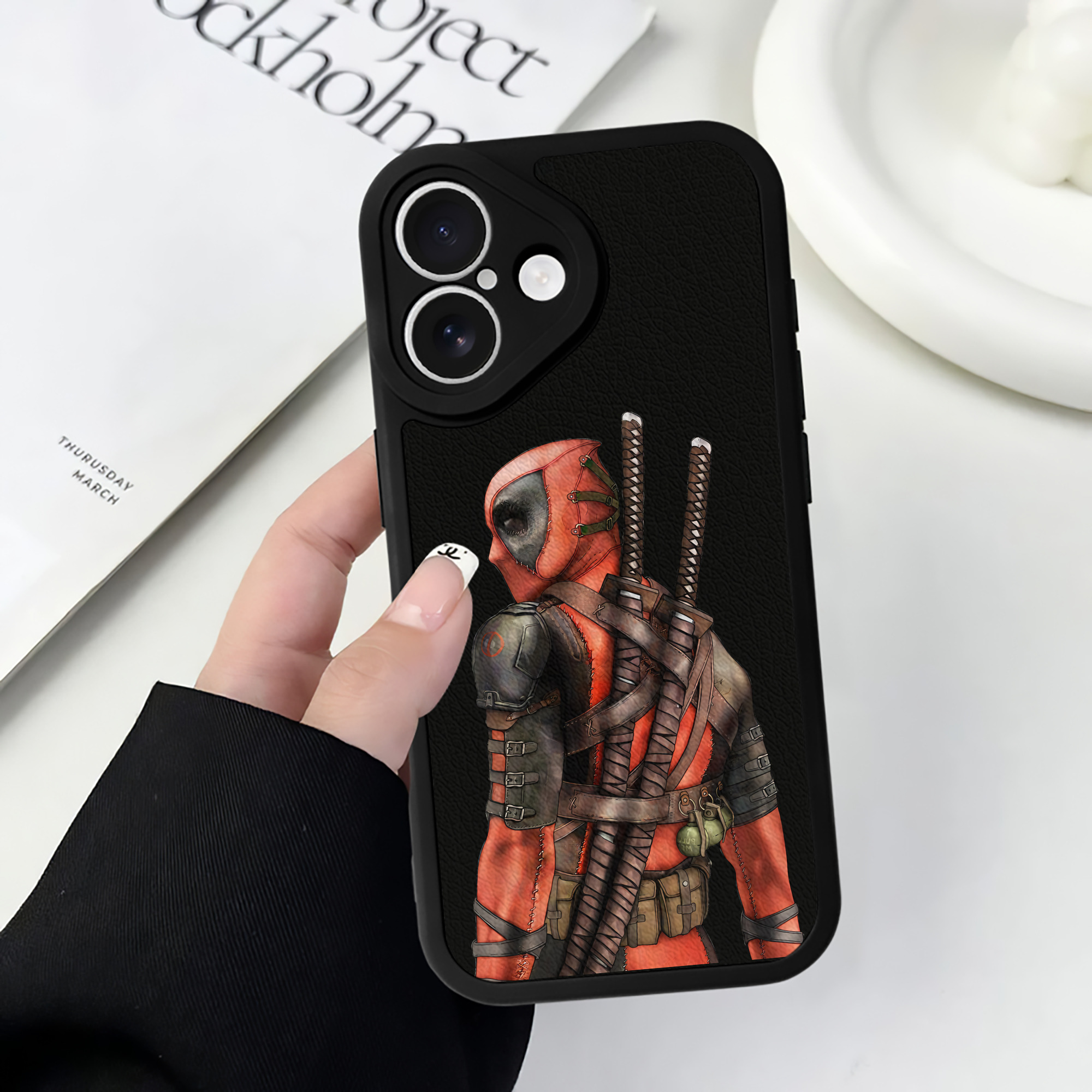 （画像用） Deadpool デッドプール 【iPhone 16シリーズ対応】シリコンスマホケース（レザー調） 材質：シリコン